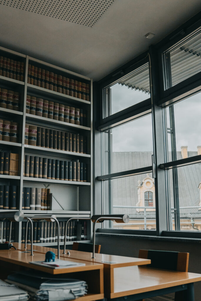 Pomieszczenie z biblioteczką i dużym oknem na gmach główny UWr