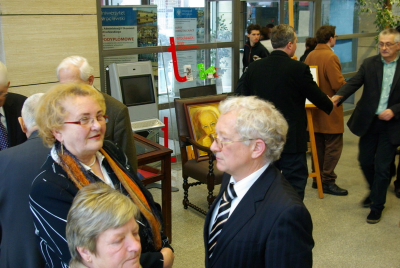 Uczestnicy wystawy upamiętniającej profesora Orzechowskiego