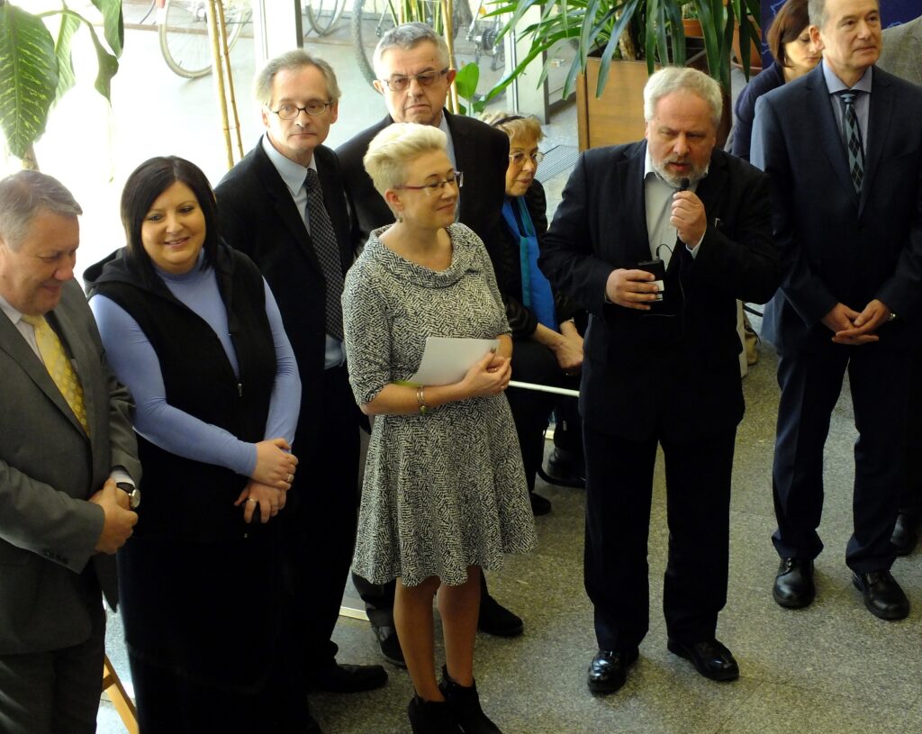 Zdjęcia z wystawy upamiętniającej prof. Wysłoucha