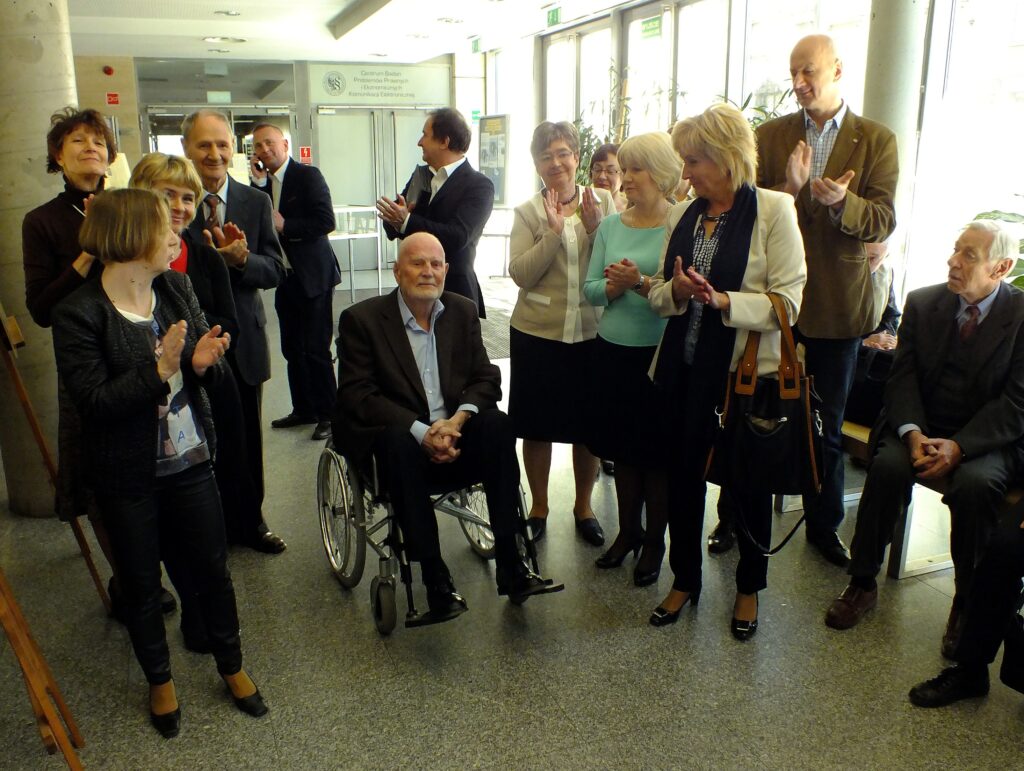 Zdjęcia z wystawy upamiętniającej prof. Wysłoucha