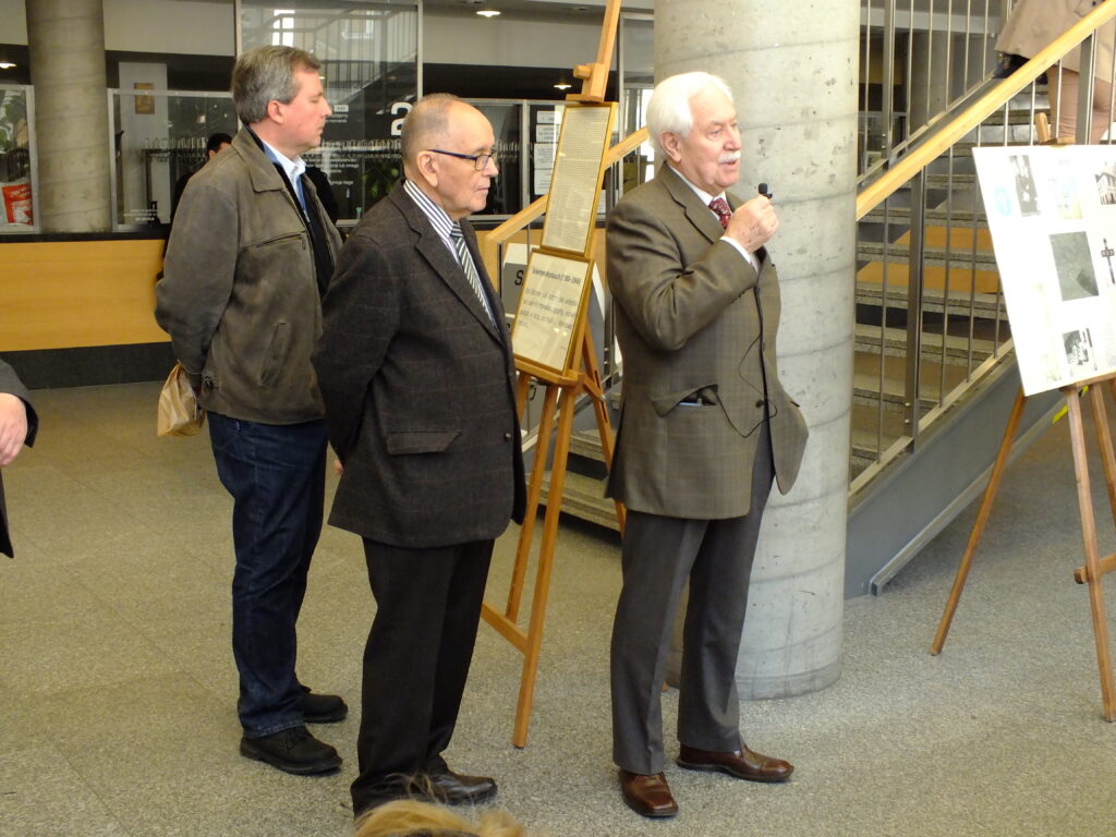 Zdjęcia z wystawy upamiętniającej prof. Wysłoucha