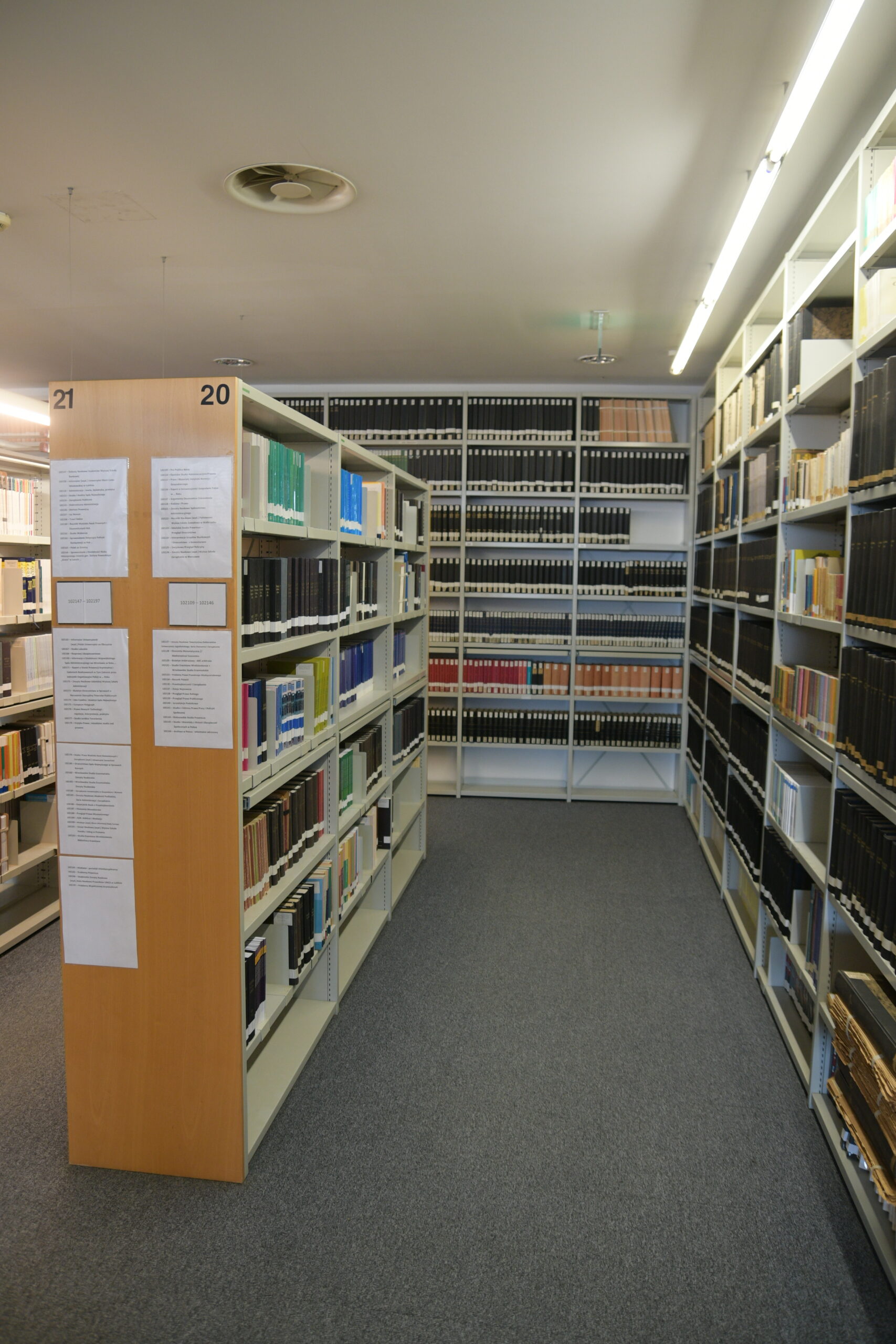 wnętrza biblioteki Wydziału Prawa Uniwersytetu Wrocławskiego