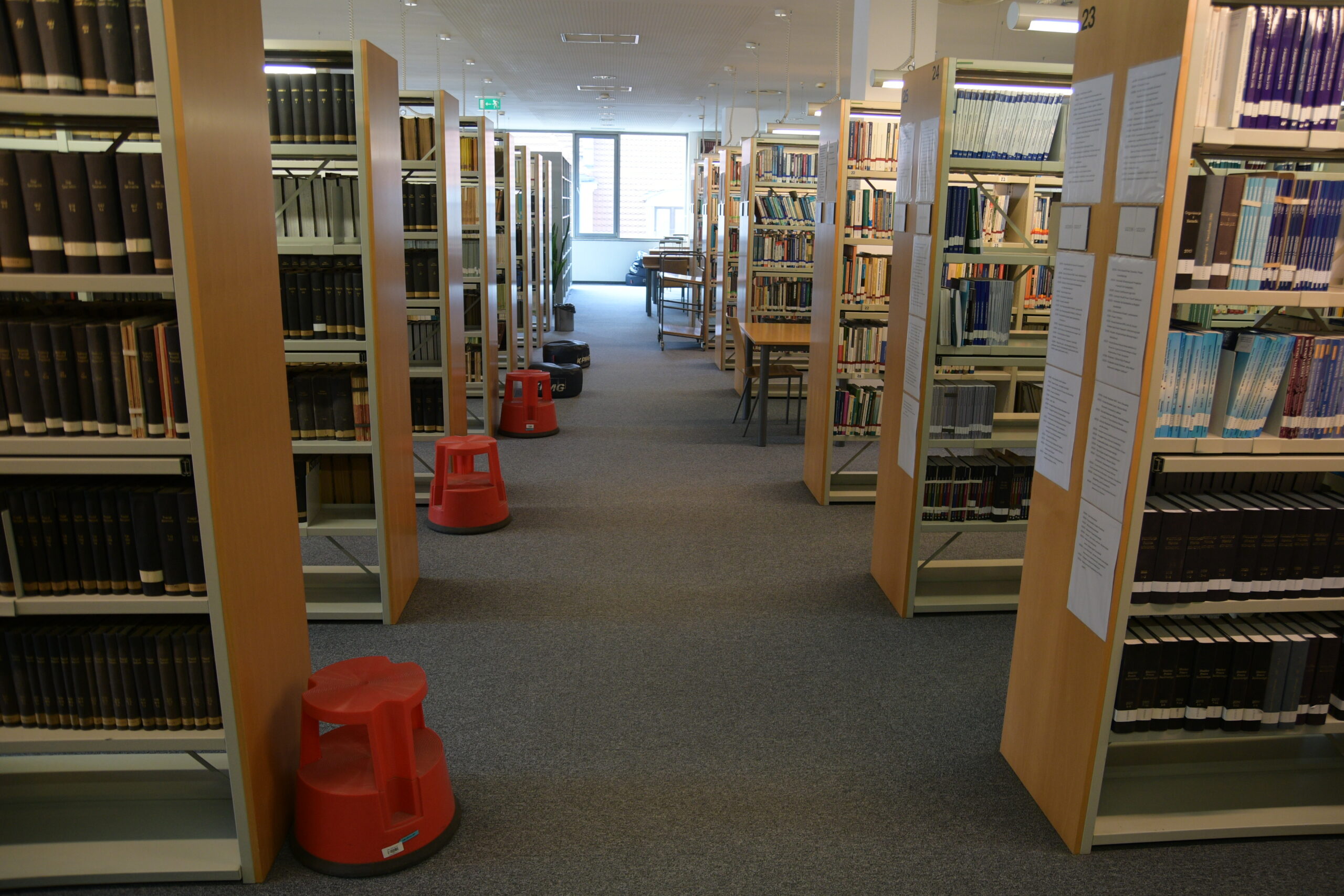 wnętrza biblioteki Wydziału Prawa Uniwersytetu Wrocławskiego