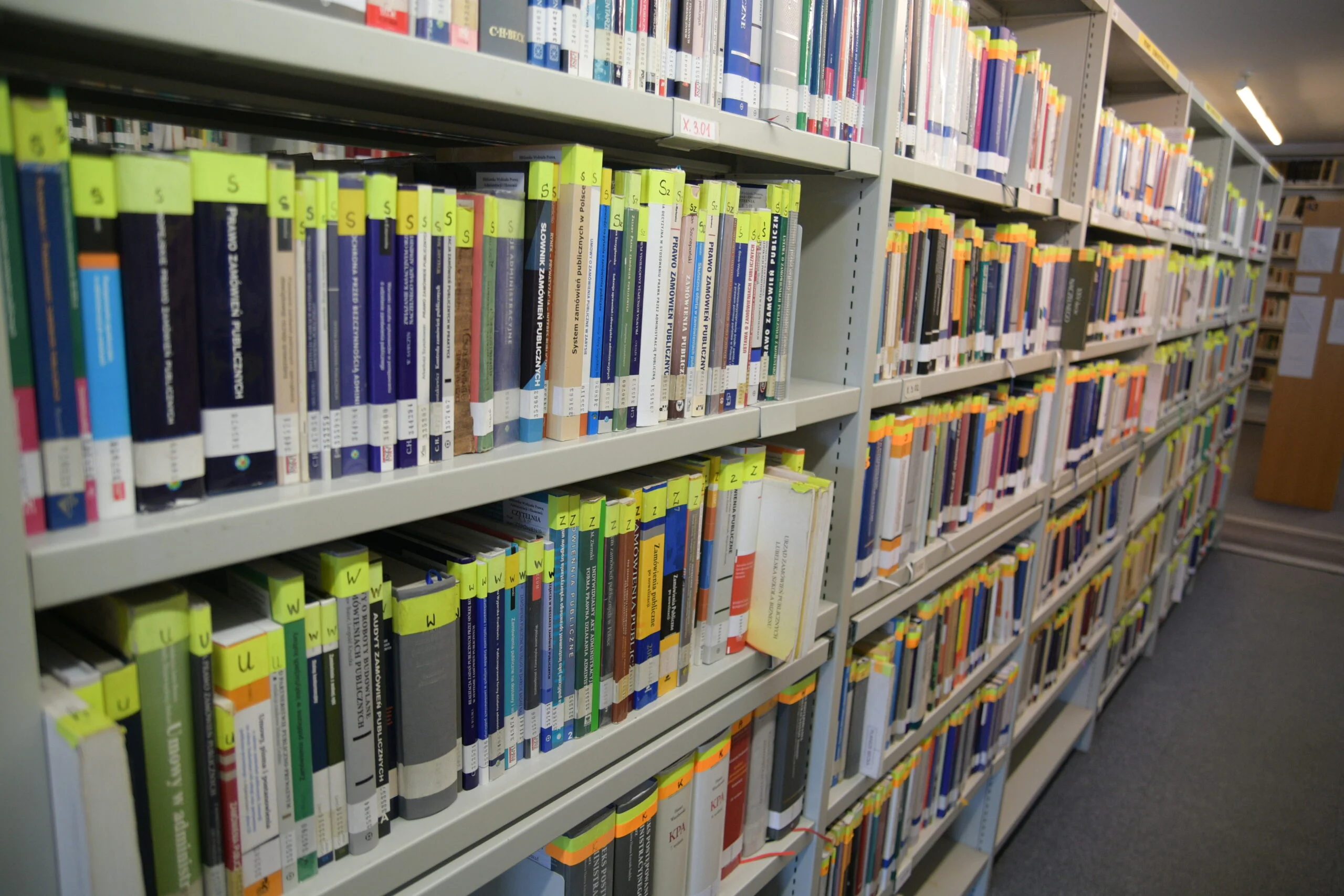 wnętrza biblioteki Wydziału Prawa Uniwersytetu Wrocławskiego