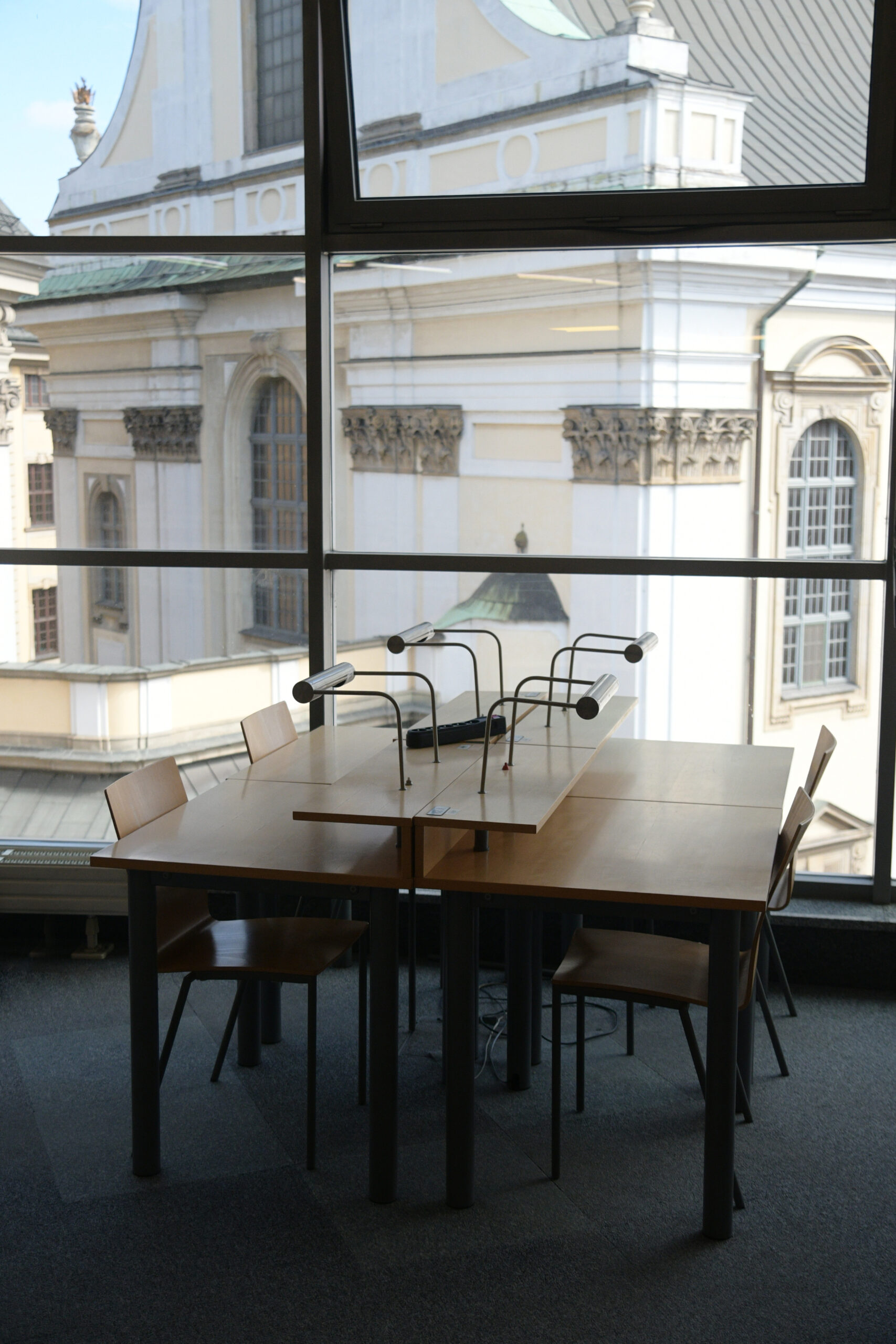 wnętrza biblioteki Wydziału Prawa Uniwersytetu Wrocławskiego