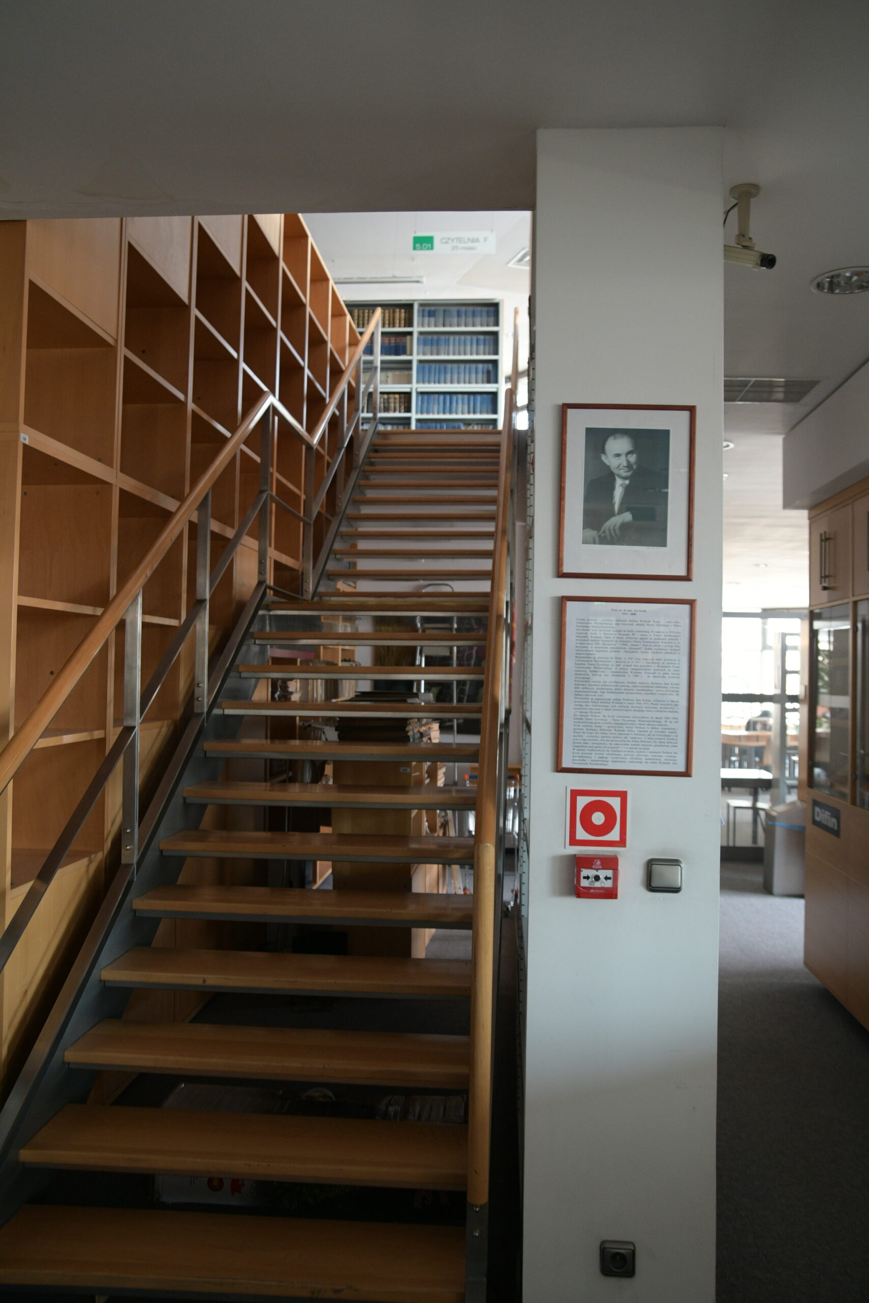 wnętrza biblioteki Wydziału Prawa Uniwersytetu Wrocławskiego