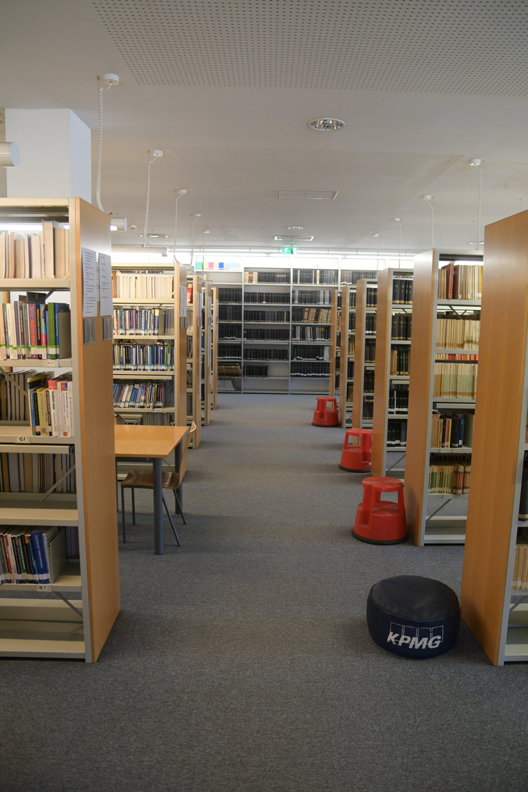 wnętrza biblioteki Wydziału Prawa Uniwersytetu Wrocławskiego