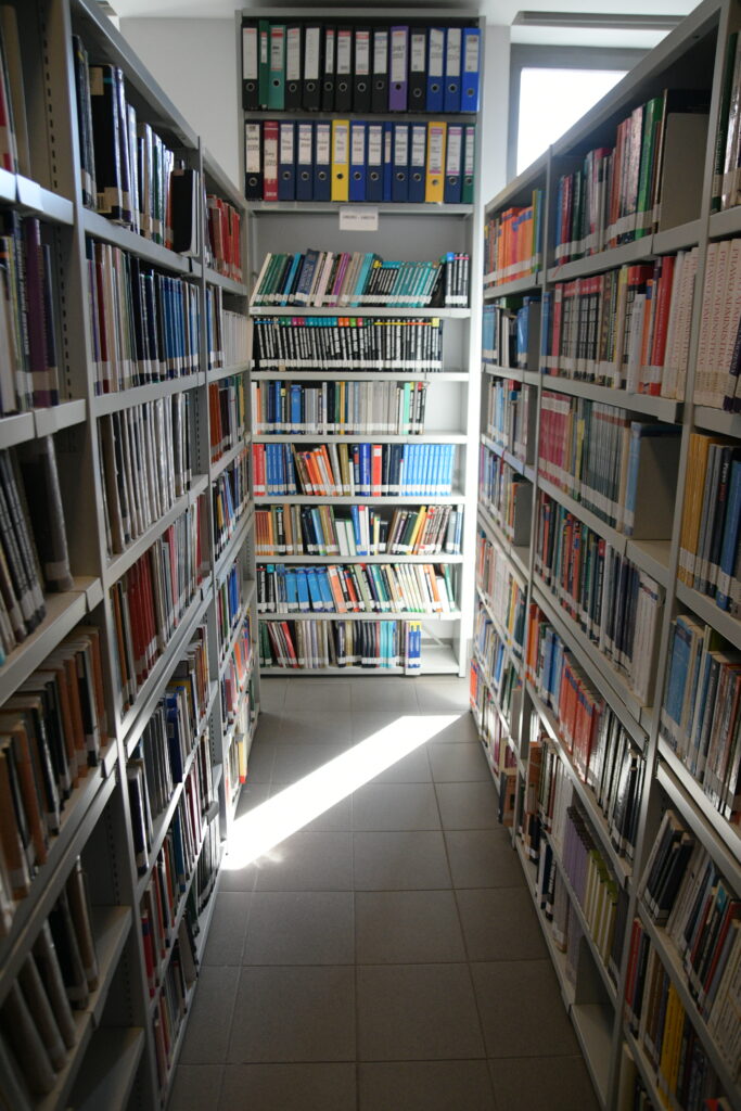 wnętrza biblioteki Wydziału Prawa Uniwersytetu Wrocławskiego