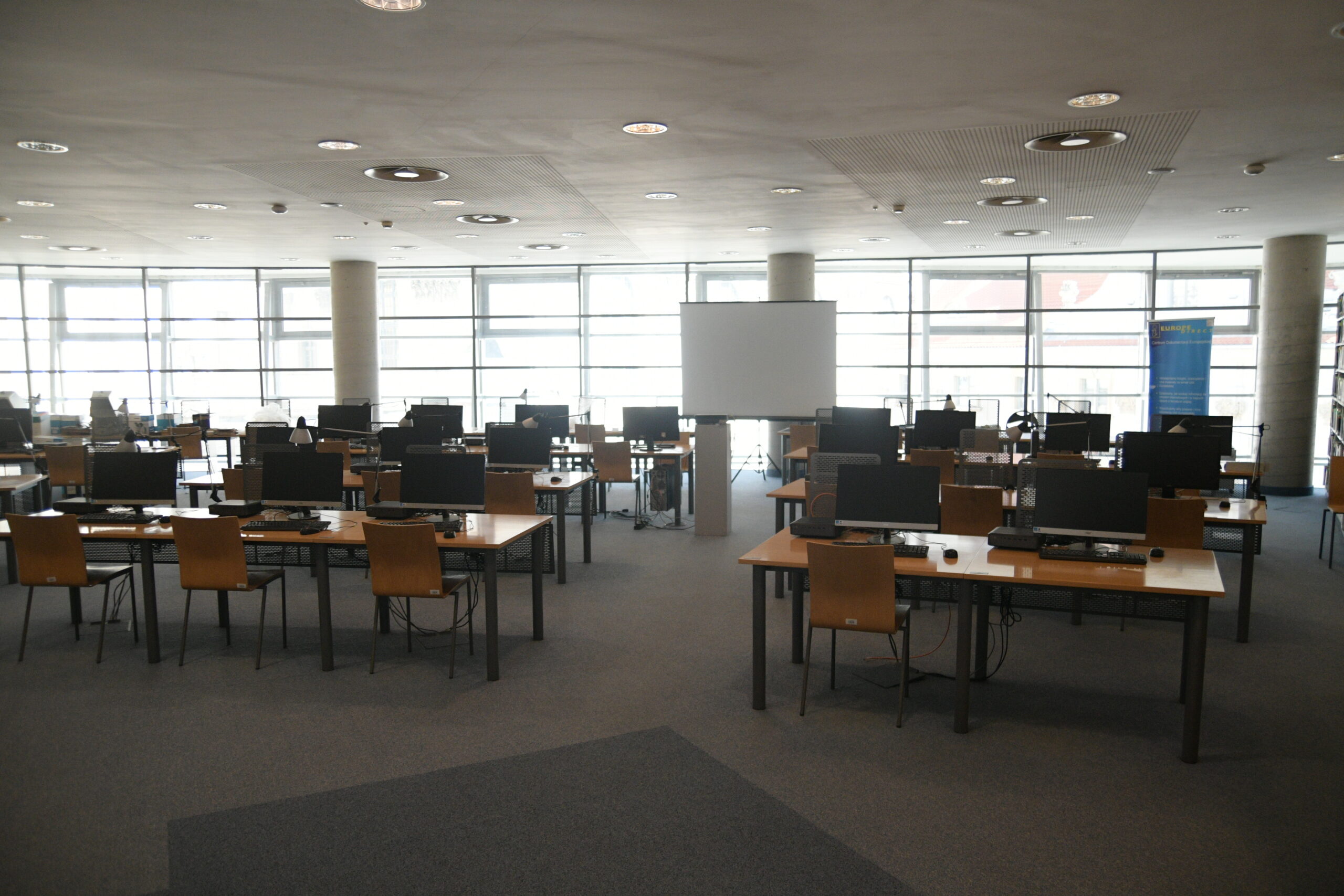 wnętrza biblioteki Wydziału Prawa Uniwersytetu Wrocławskiego