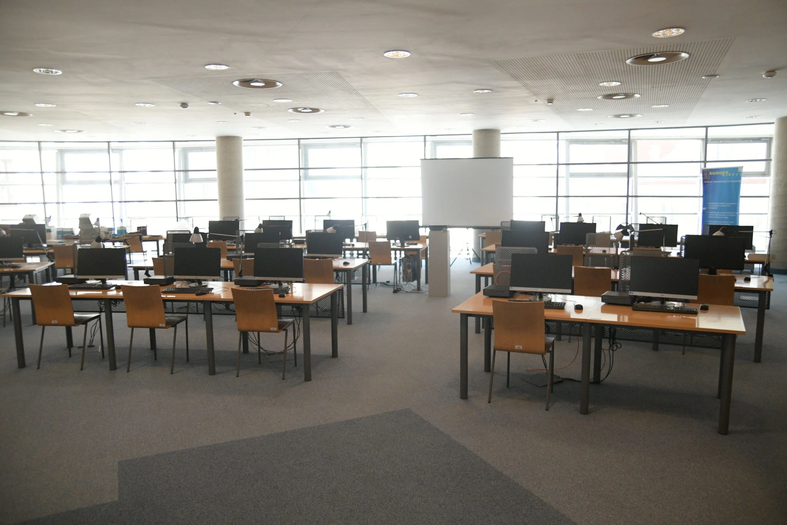 wnętrza biblioteki Wydziału Prawa Uniwersytetu Wrocławskiego