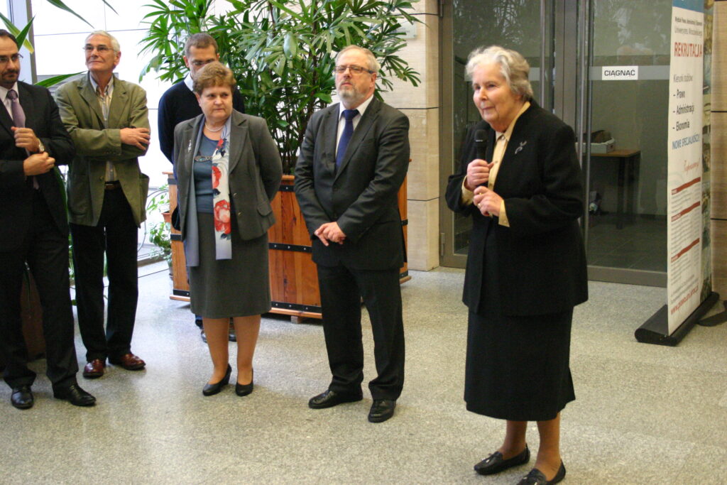 Zdjęcia z wystawy upamiętniającej prof. Mycielskiego
