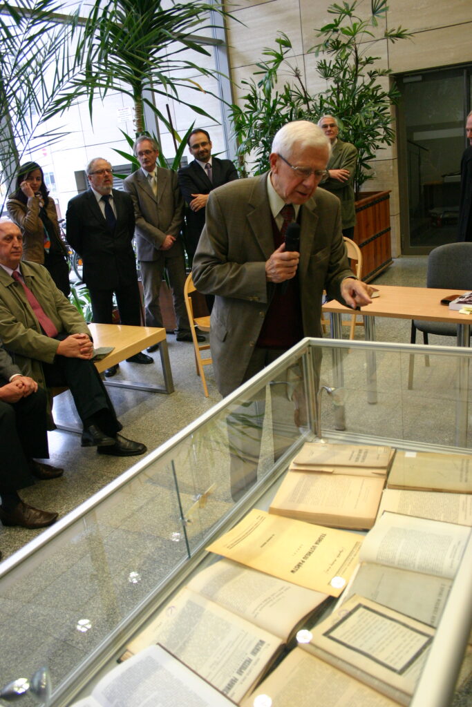 Zdjęcia z wystawy upamiętniającej prof. Mycielskiego
